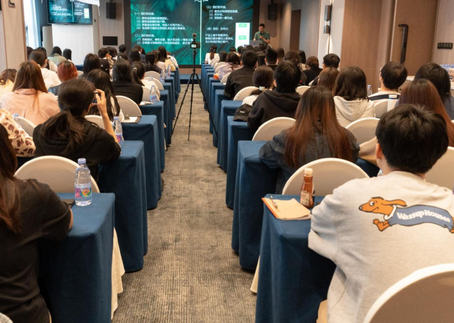 PPT第8页 研讨会图片.jpg
